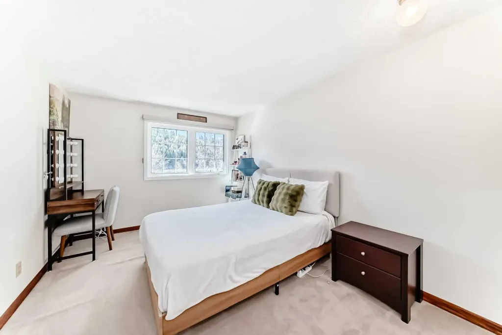 374 Point Mckay Gardens NW Calgary AB T3B 4V8