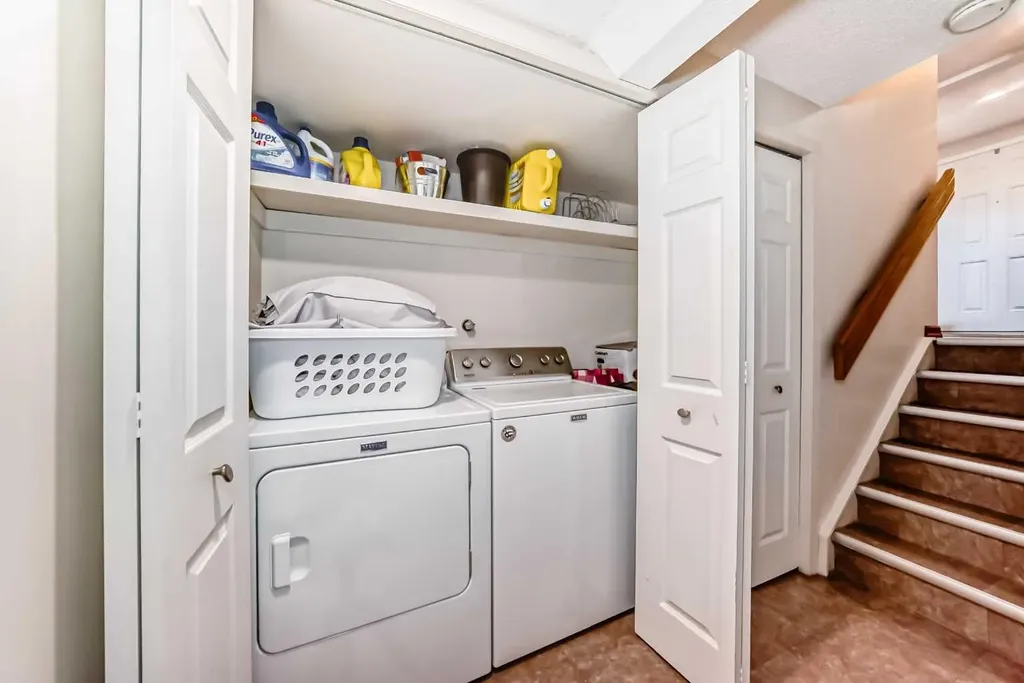 374 Point Mckay Gardens NW Calgary AB T3B 4V8