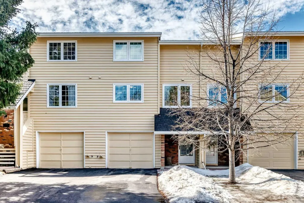 374 Point Mckay Gardens NW Calgary AB T3B 4V8