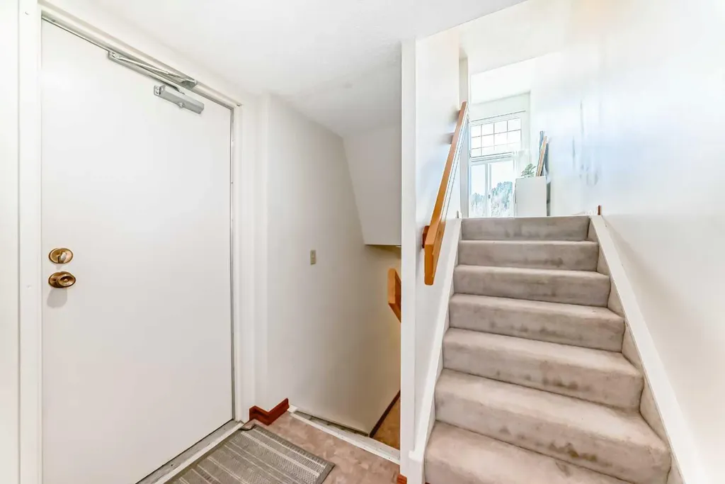 374 Point Mckay Gardens NW Calgary AB T3B 4V8