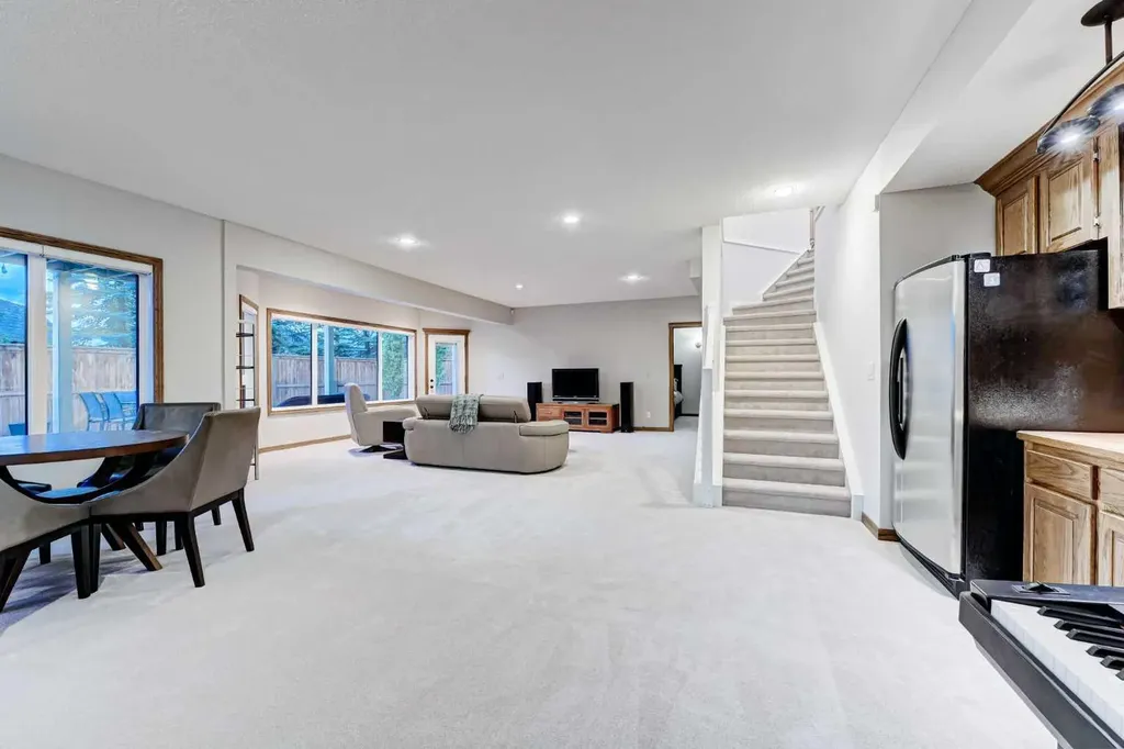 156 Christie Park View SW Calgary AB T3H 2Z5
