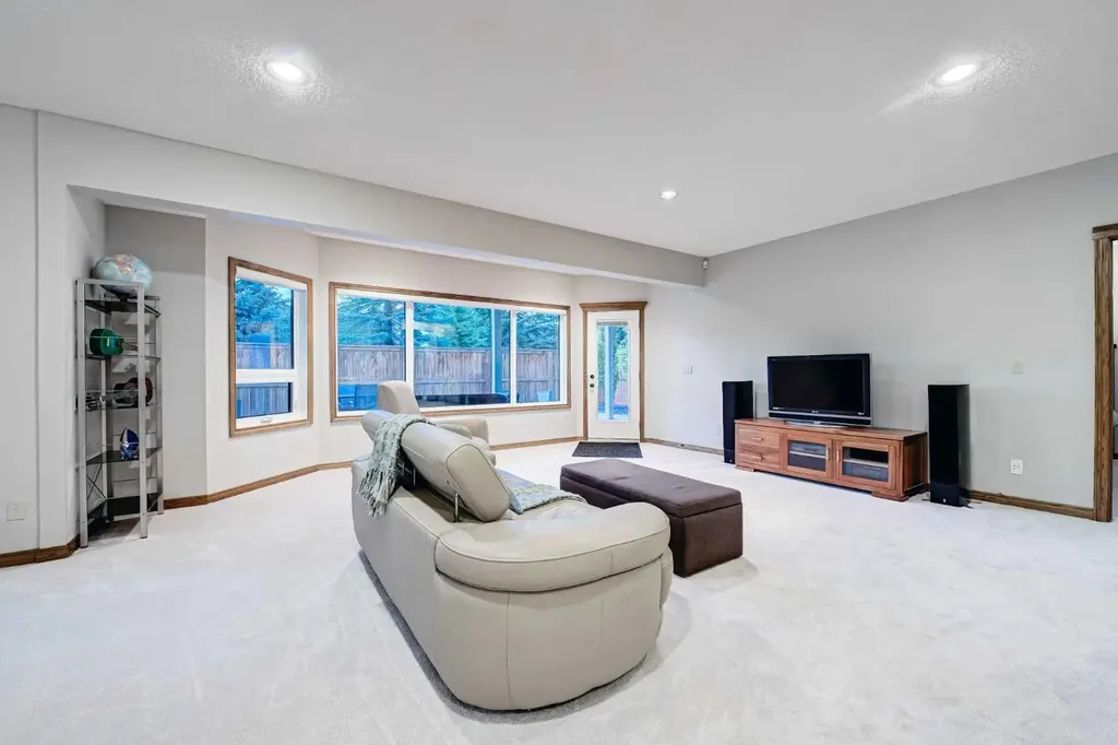 156 Christie Park View SW Calgary AB T3H 2Z5