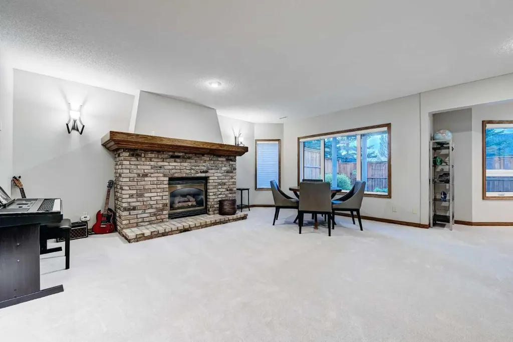 156 Christie Park View SW Calgary AB T3H 2Z5