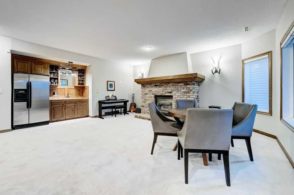 156 Christie Park View SW Calgary AB T3H 2Z5