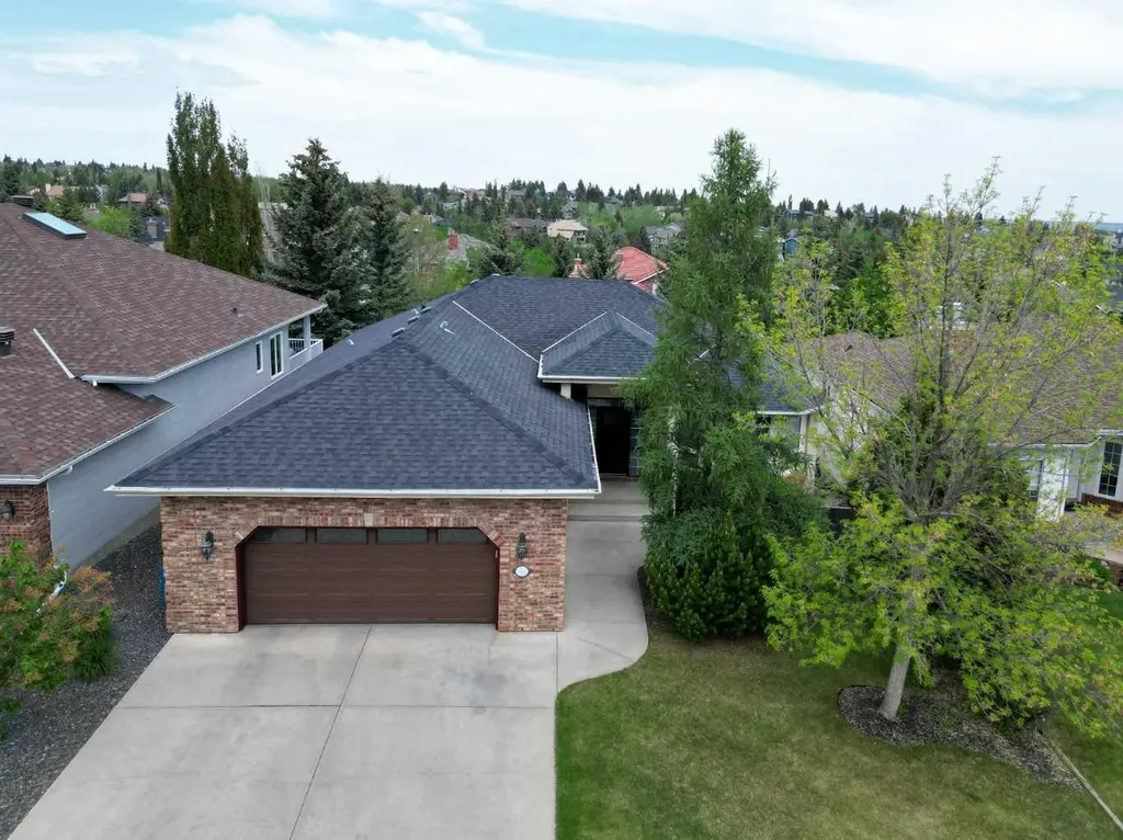 156 Christie Park View SW Calgary AB T3H 2Z5