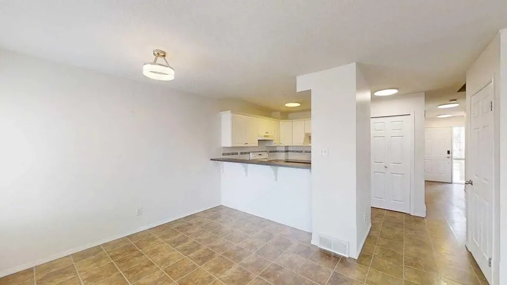 545 Highlands Boulevard W Lethbridge AB T1J 4V2