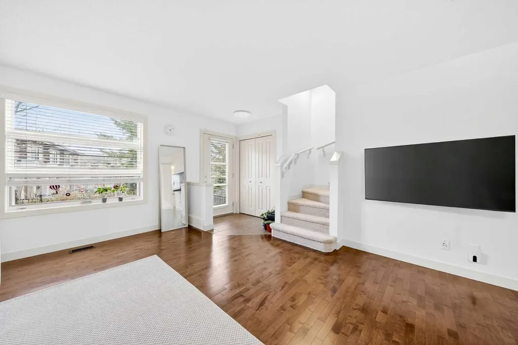 208 Aspen Hills Villas SW Calgary AB T3H0h8