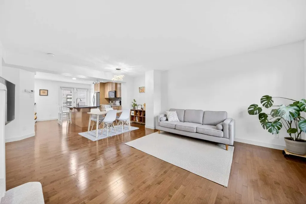 208 Aspen Hills Villas SW Calgary AB T3H0h8