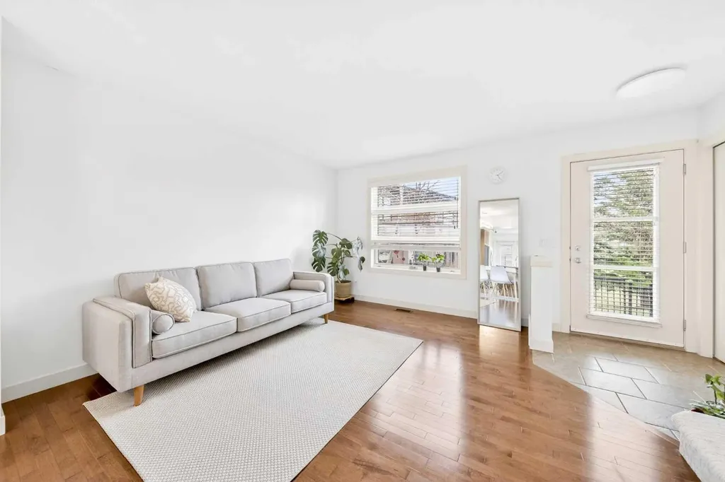 208 Aspen Hills Villas SW Calgary AB T3H0h8