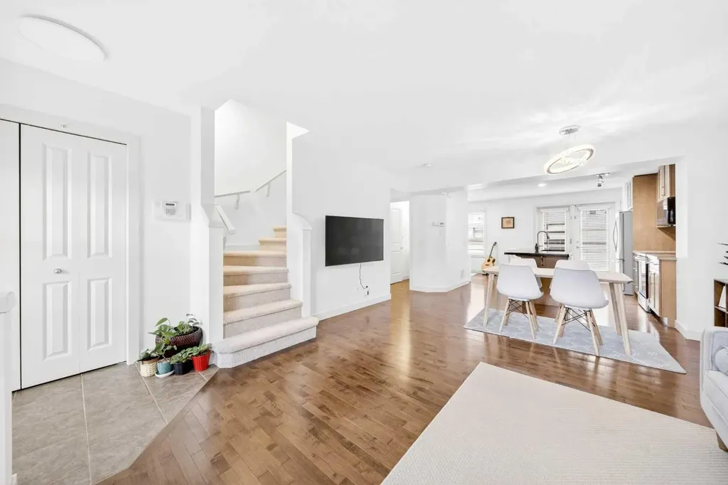 208 Aspen Hills Villas SW Calgary AB T3H0h8