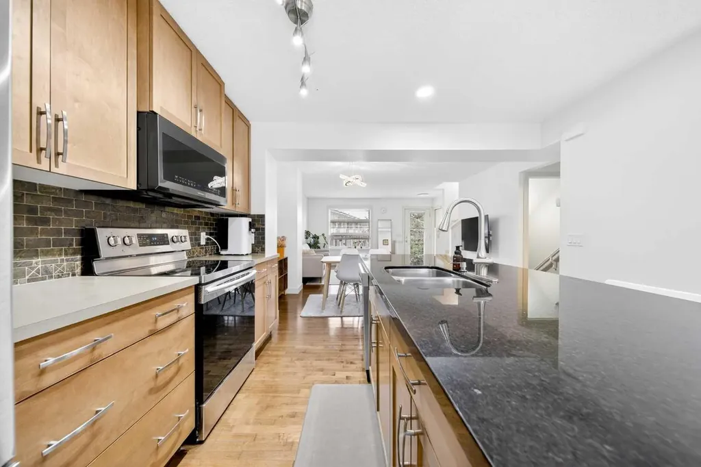 208 Aspen Hills Villas SW Calgary AB T3H0h8