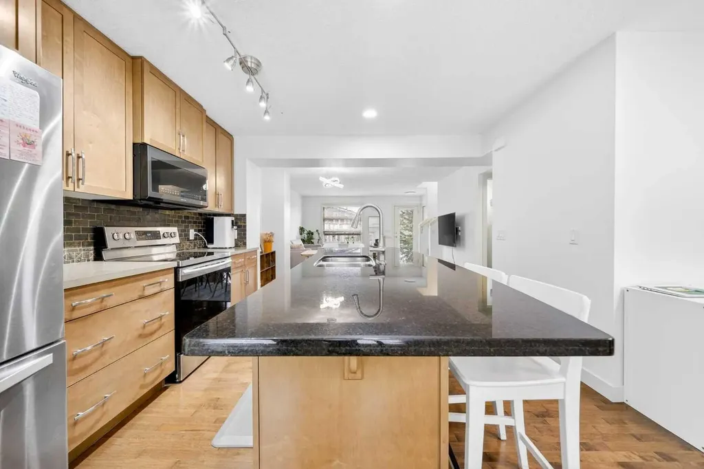 208 Aspen Hills Villas SW Calgary AB T3H0h8