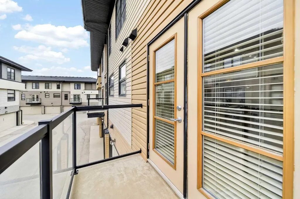 208 Aspen Hills Villas SW Calgary AB T3H0h8