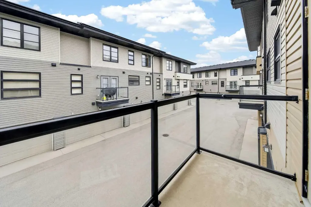 208 Aspen Hills Villas SW Calgary AB T3H0h8
