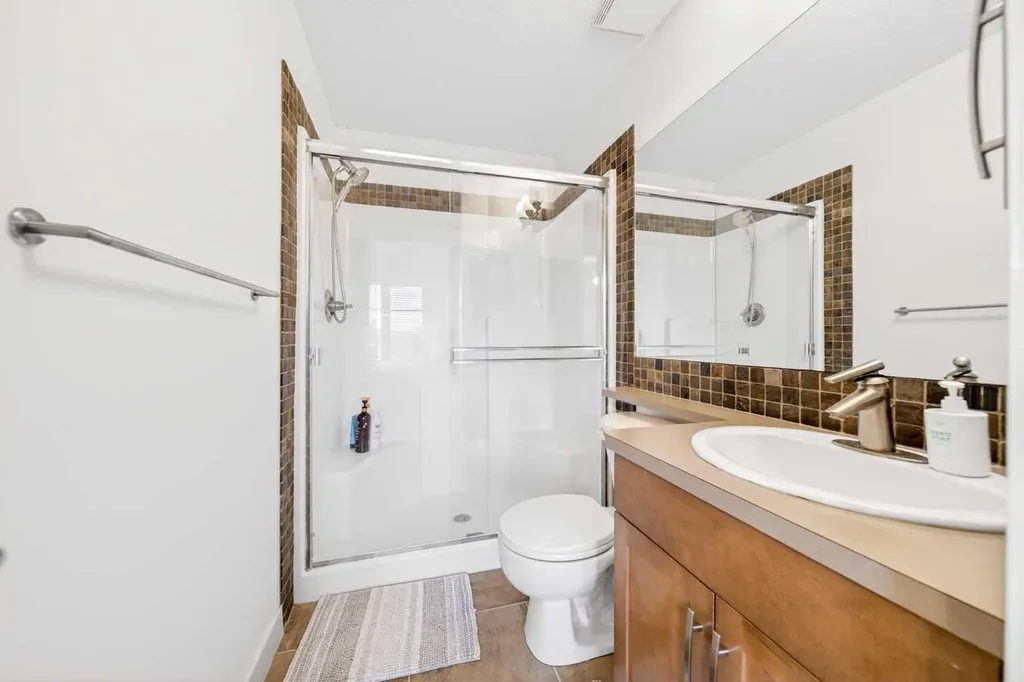 208 Aspen Hills Villas SW Calgary AB T3H0h8