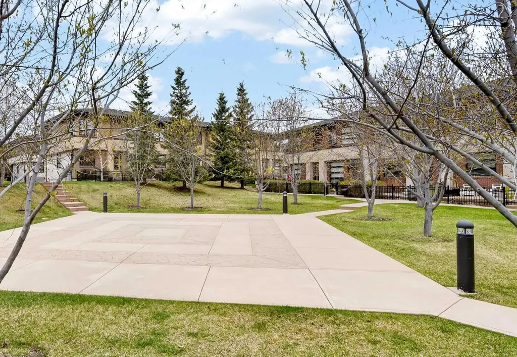 208 Aspen Hills Villas SW Calgary AB T3H0h8