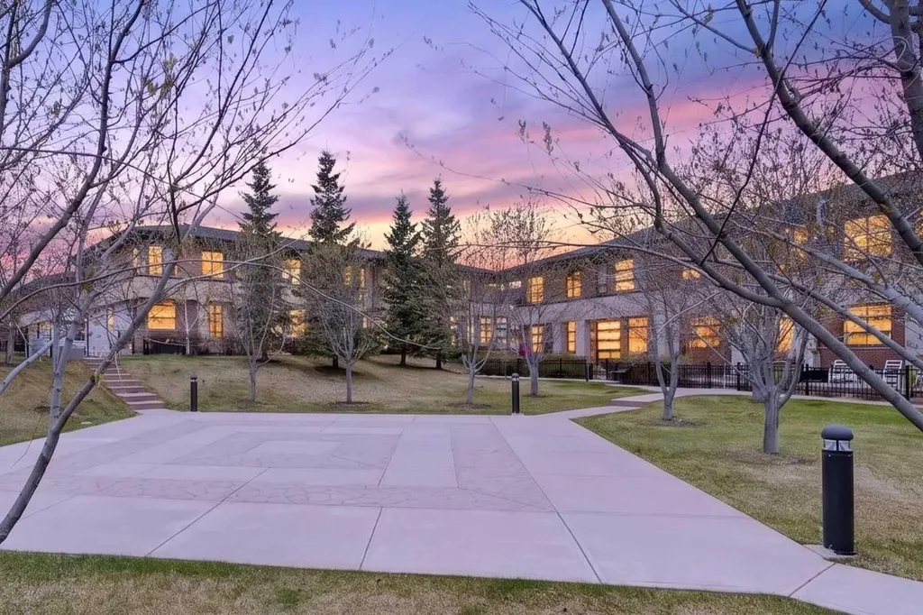 208 Aspen Hills Villas SW Calgary AB T3H0h8