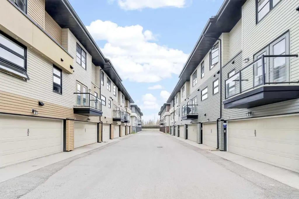 208 Aspen Hills Villas SW Calgary AB T3H0h8
