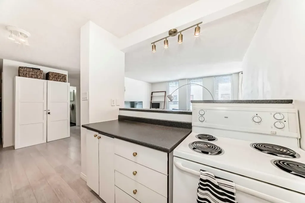 317 14 Avenue SW Calgary AB T2R 0M4