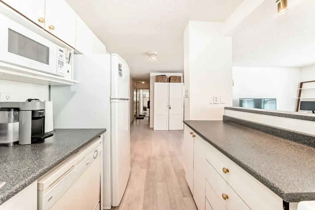 317 14 Avenue SW Calgary AB T2R 0M4