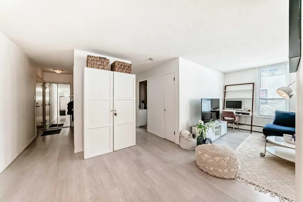 317 14 Avenue SW Calgary AB T2R 0M4