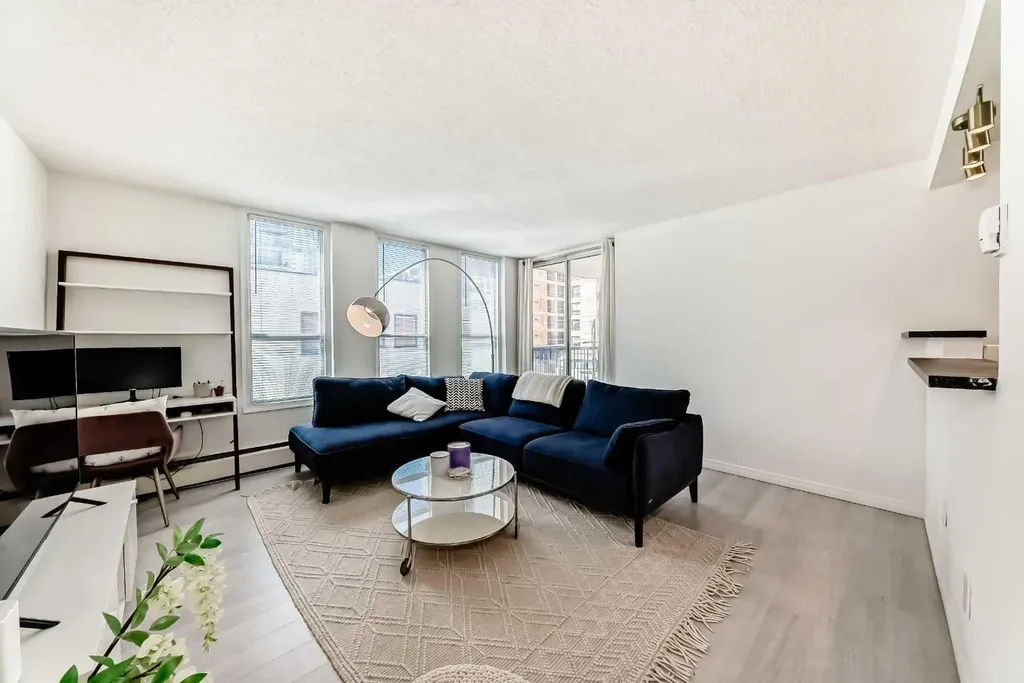 317 14 Avenue SW Calgary AB T2R 0M4