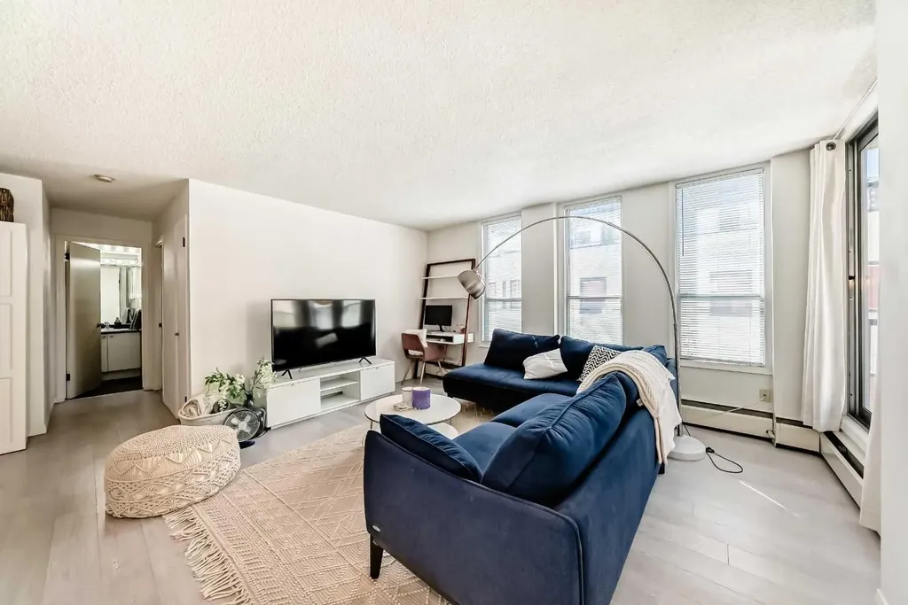 317 14 Avenue SW Calgary AB T2R 0M4