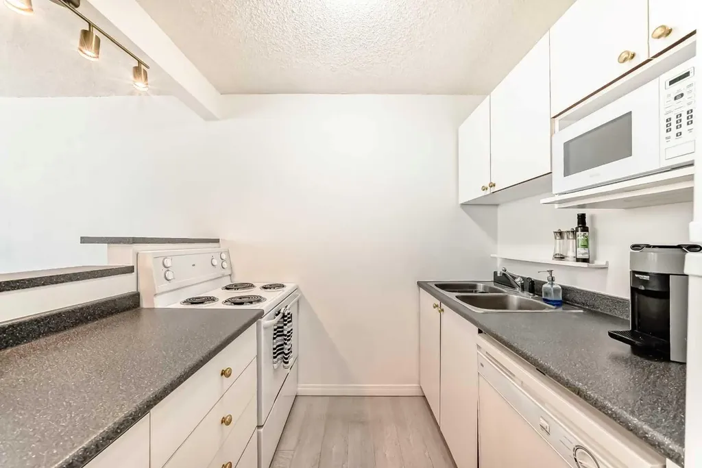 317 14 Avenue SW Calgary AB T2R 0M4