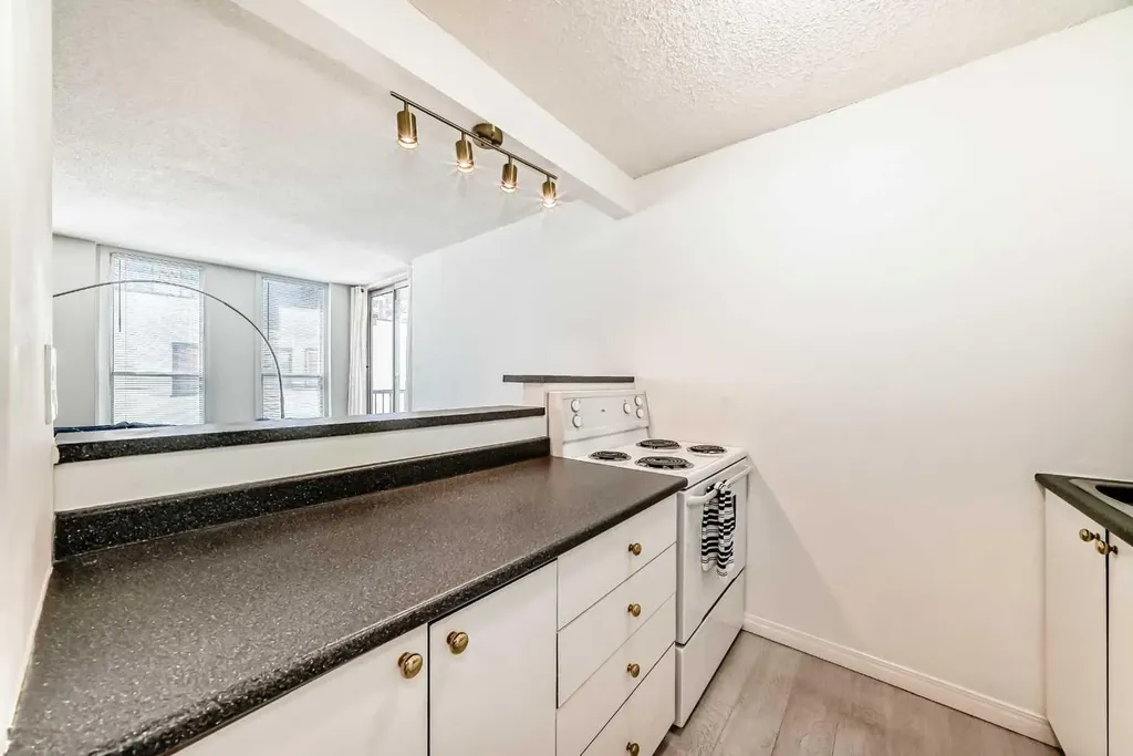317 14 Avenue SW Calgary AB T2R 0M4