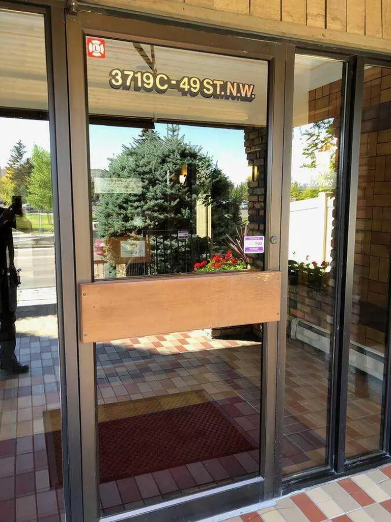 3719C 49 Street NW Calgary AB T3A 2E3