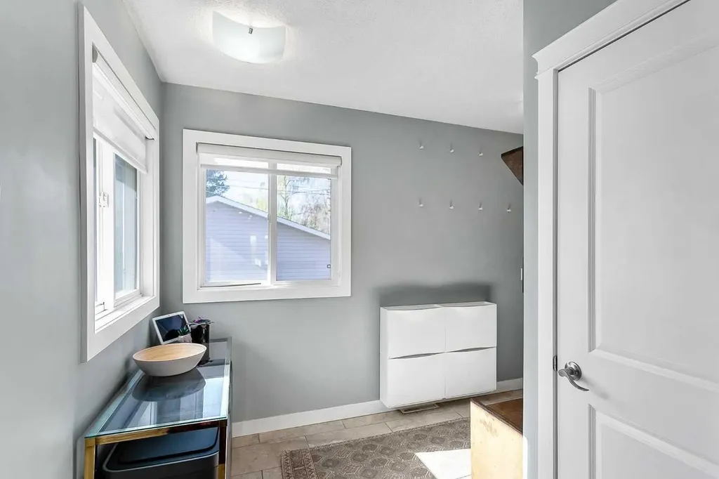 95 Hillgrove Crescent SW Calgary AB T2V 3K9