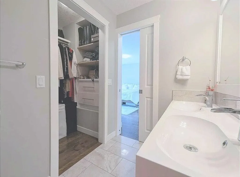 95 Hillgrove Crescent SW Calgary AB T2V 3K9