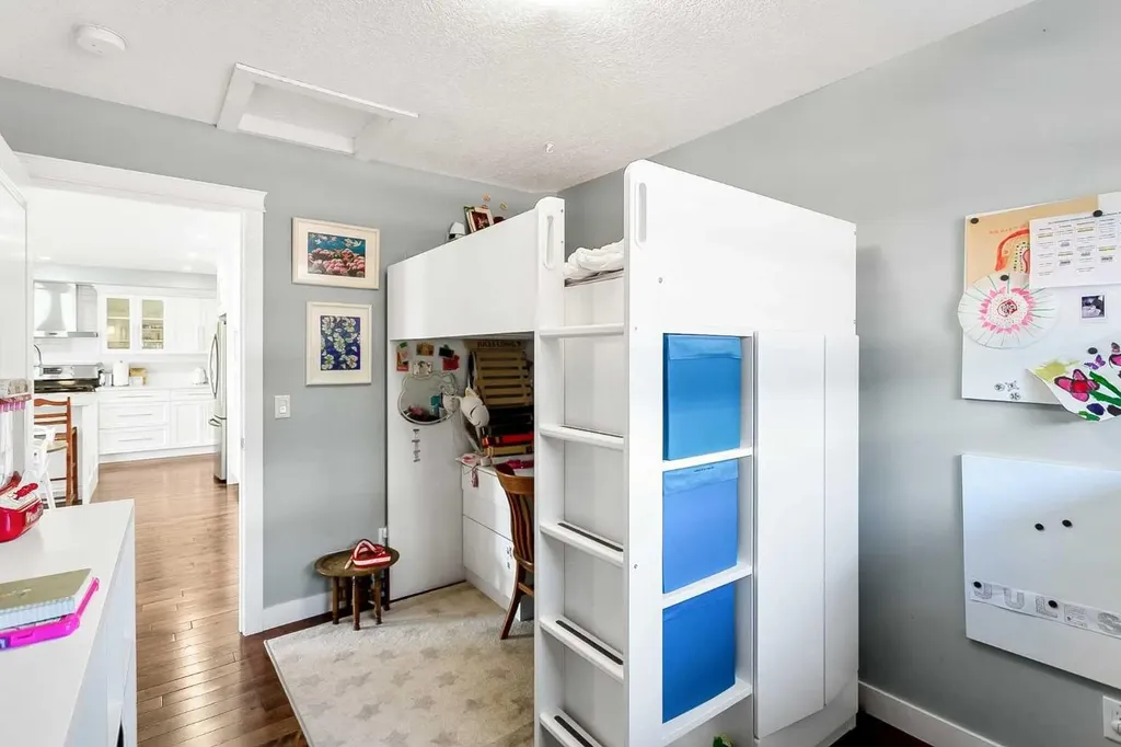 95 Hillgrove Crescent SW Calgary AB T2V 3K9