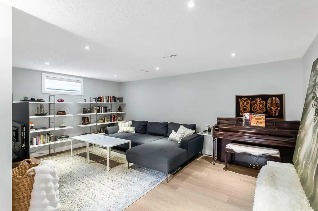 95 Hillgrove Crescent SW Calgary AB T2V 3K9