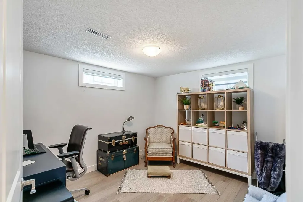 95 Hillgrove Crescent SW Calgary AB T2V 3K9