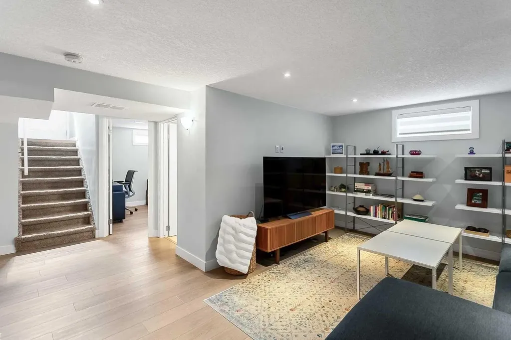 95 Hillgrove Crescent SW Calgary AB T2V 3K9