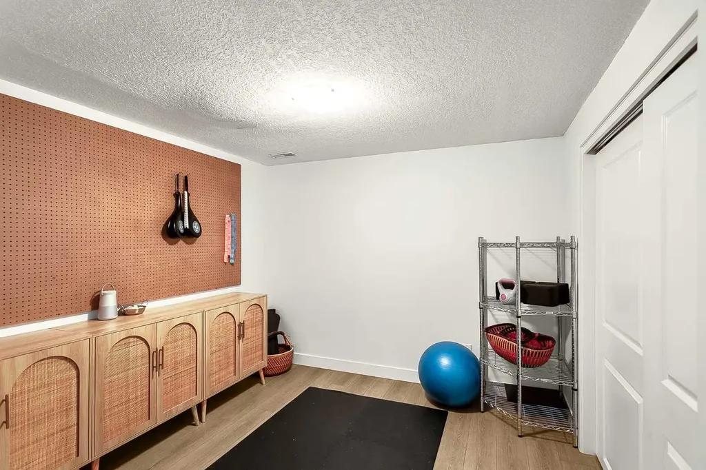 95 Hillgrove Crescent SW Calgary AB T2V 3K9