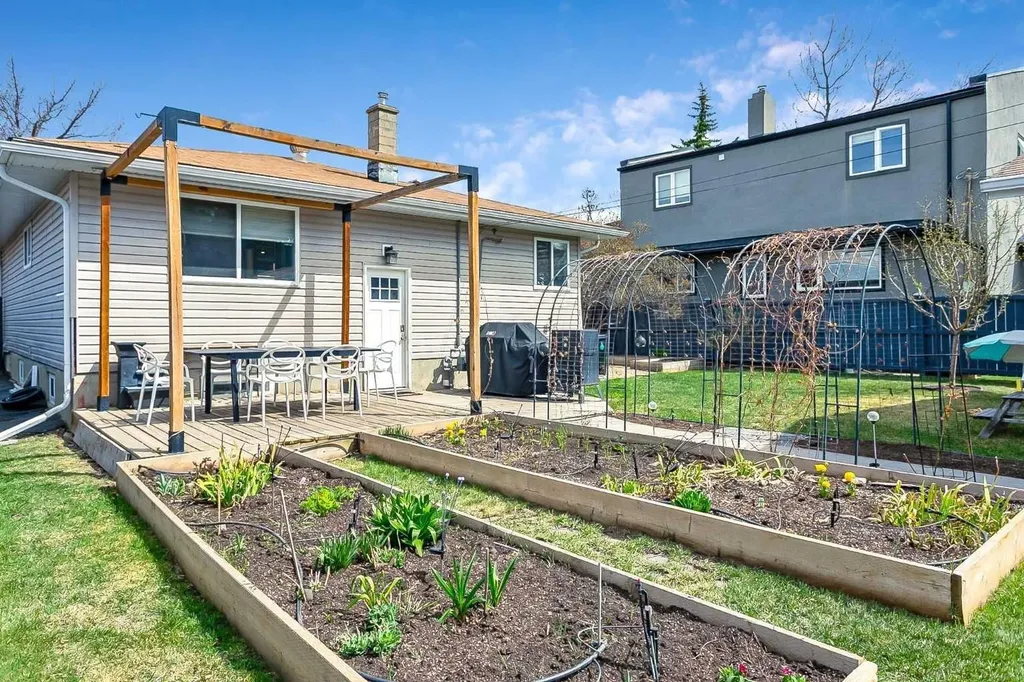 95 Hillgrove Crescent SW Calgary AB T2V 3K9