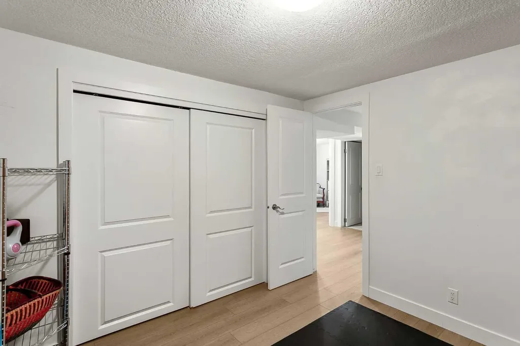 95 Hillgrove Crescent SW Calgary AB T2V 3K9