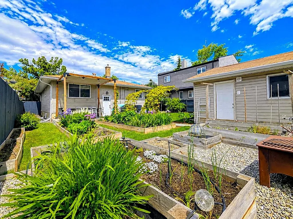 95 Hillgrove Crescent SW Calgary AB T2V 3K9