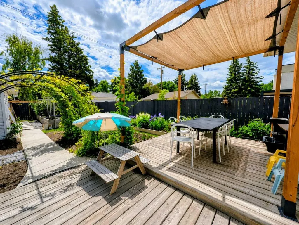 95 Hillgrove Crescent SW Calgary AB T2V 3K9