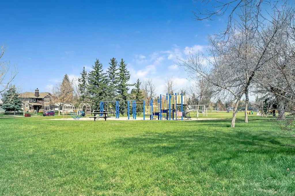 95 Hillgrove Crescent SW Calgary AB T2V 3K9