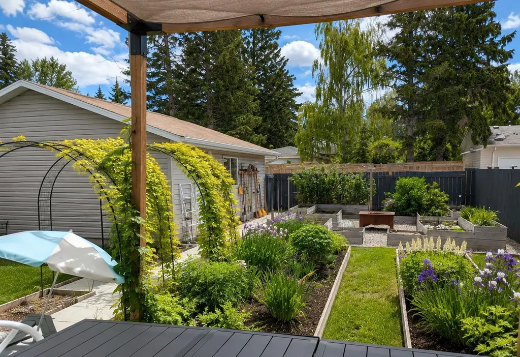 95 Hillgrove Crescent SW Calgary AB T2V 3K9