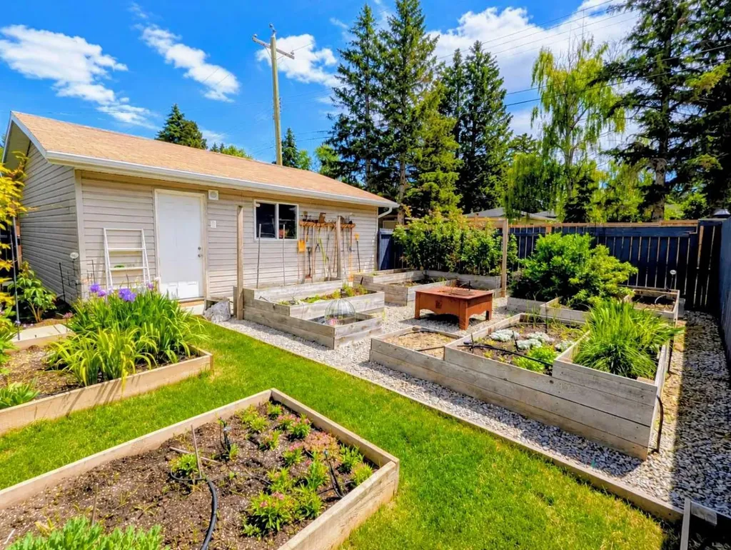 95 Hillgrove Crescent SW Calgary AB T2V 3K9