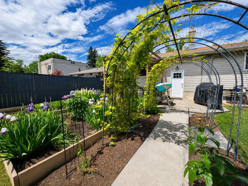 95 Hillgrove Crescent SW Calgary AB T2V 3K9