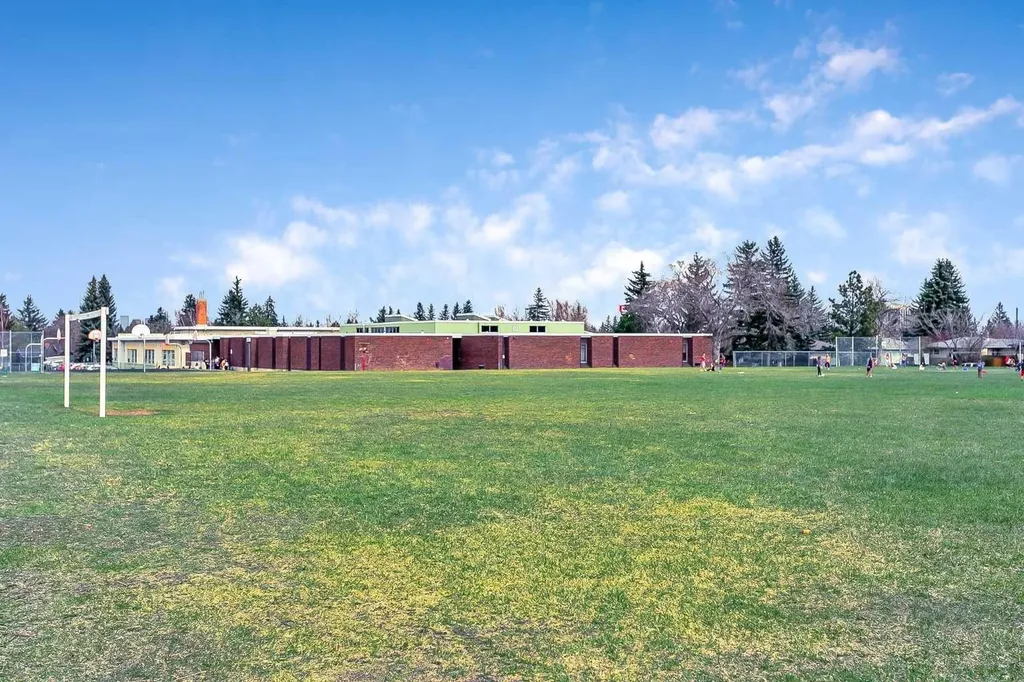 95 Hillgrove Crescent SW Calgary AB T2V 3K9