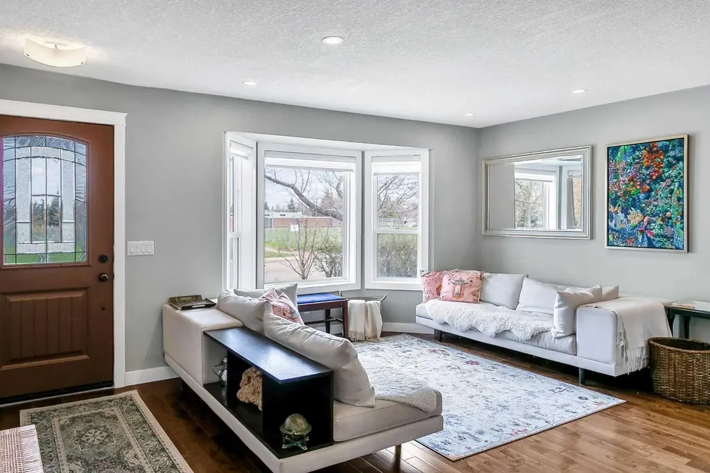 95 Hillgrove Crescent SW Calgary AB T2V 3K9