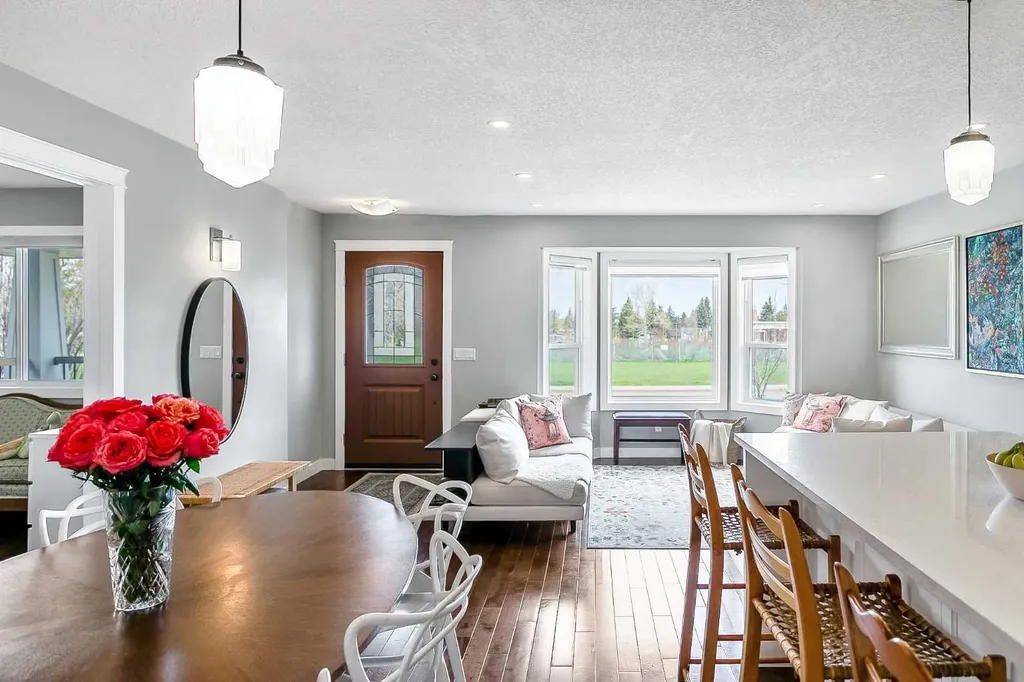 95 Hillgrove Crescent SW Calgary AB T2V 3K9