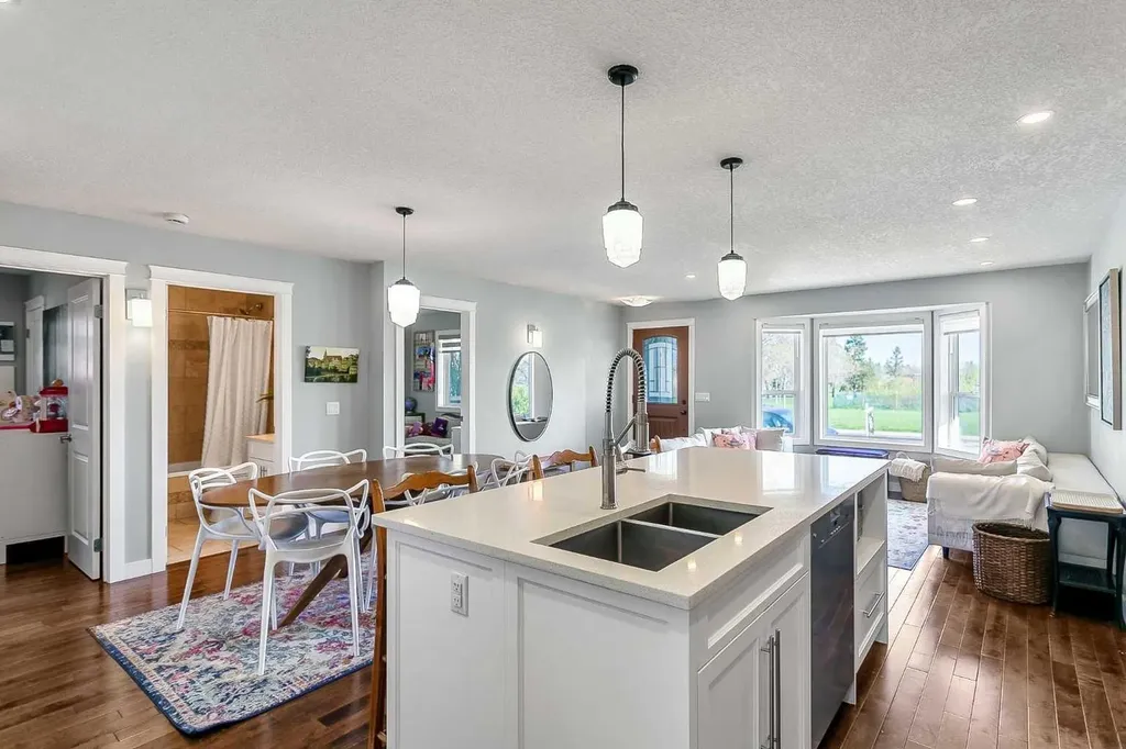 95 Hillgrove Crescent SW Calgary AB T2V 3K9