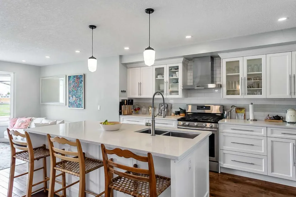95 Hillgrove Crescent SW Calgary AB T2V 3K9